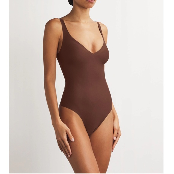 SKIMS BODY UNLINED PLUNGE
THONG BODYSUIT COCOA Brown V-Neck Bodysuit XS New - Picture 3 of 13